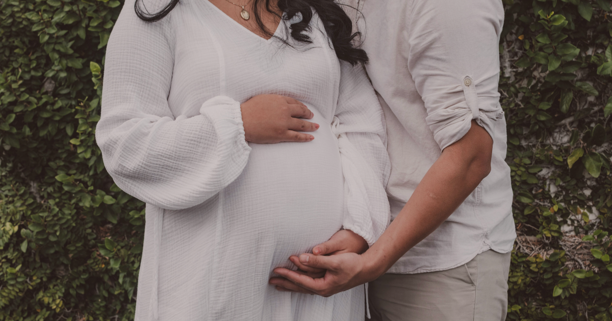 futurs parents avec femme enceinte