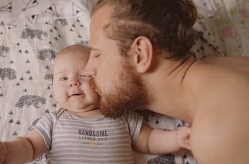 Papa complice avec son bébé - prendre son rôle de papa dès la grossesse et à la naissance