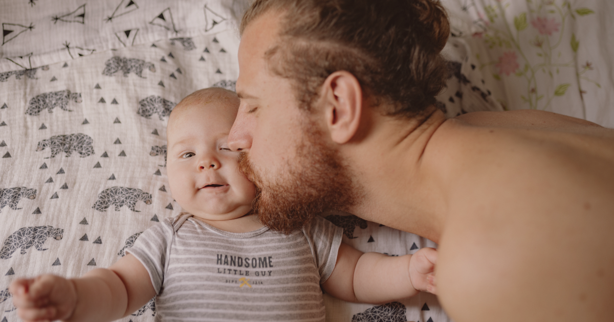 Papa complice avec son bébé - prendre son rôle de papa dès la grossesse et à la naissance
