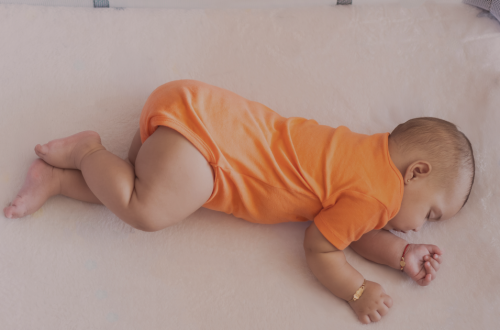 bébé fait la sieste dans son lit