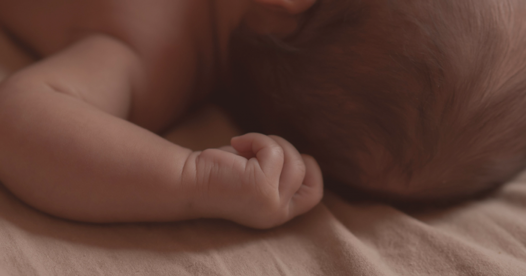 Pourquoi bébé ne fait pas ses nuits (et comment l’aider)
